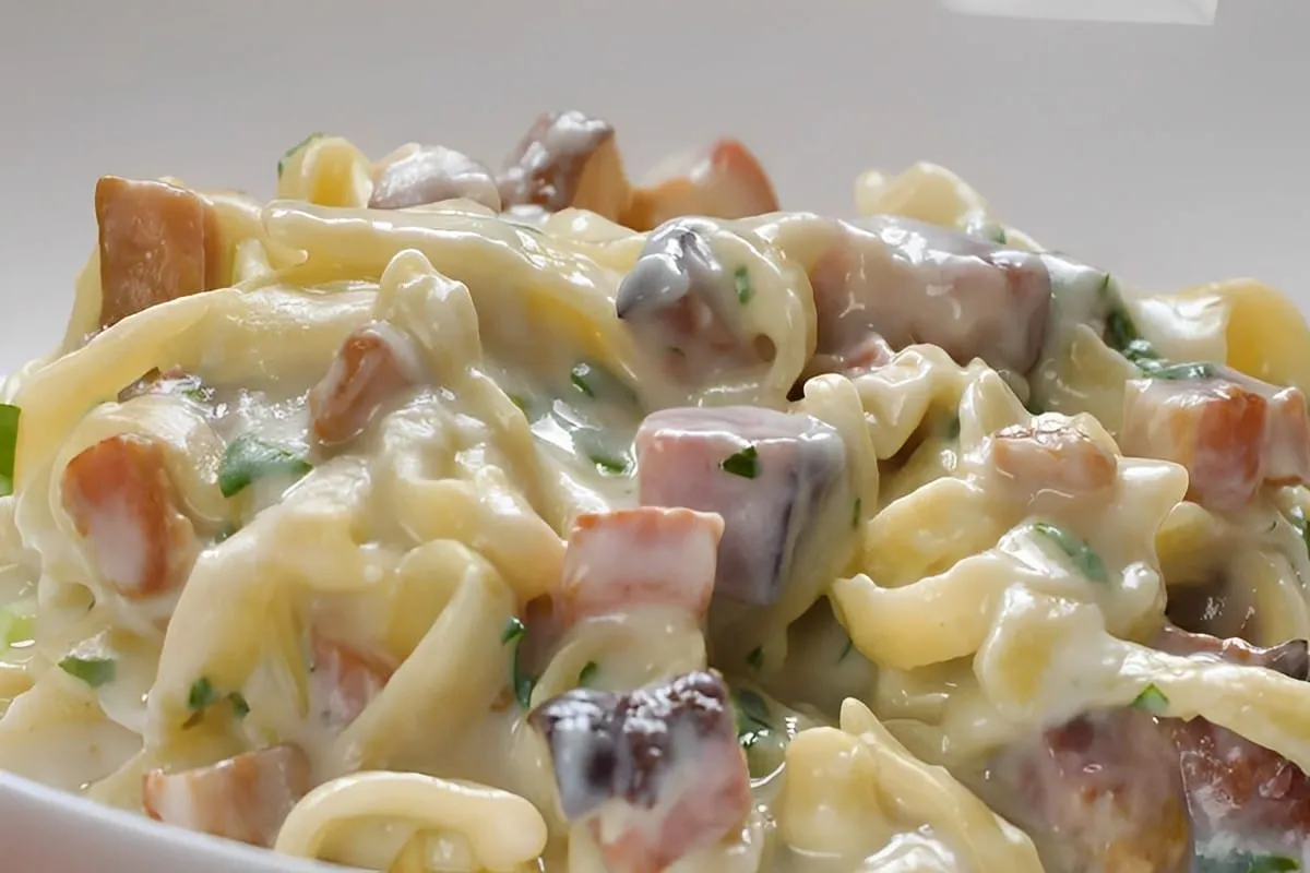 Macarrão com molho branco e bacon gratinado no forno fácil e