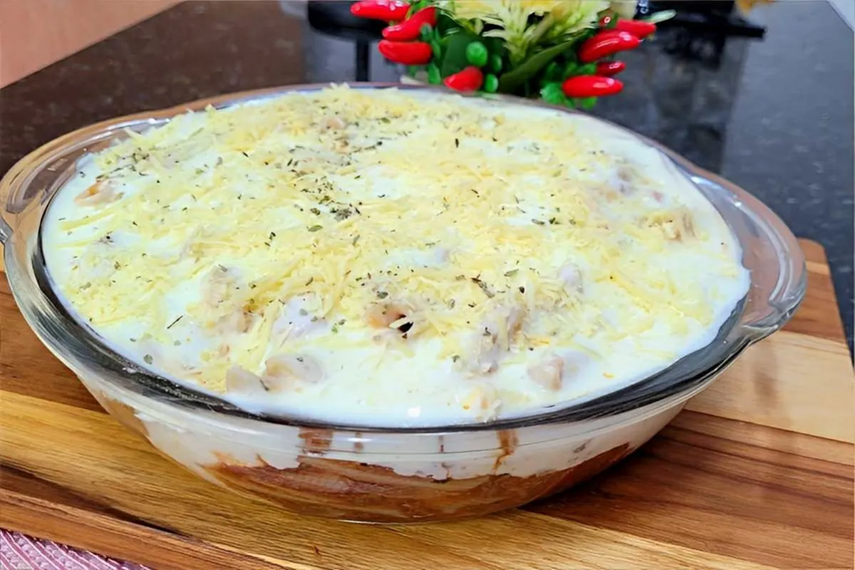 Macarrão com molho branco e molho à bolonhesa delicioso e pe