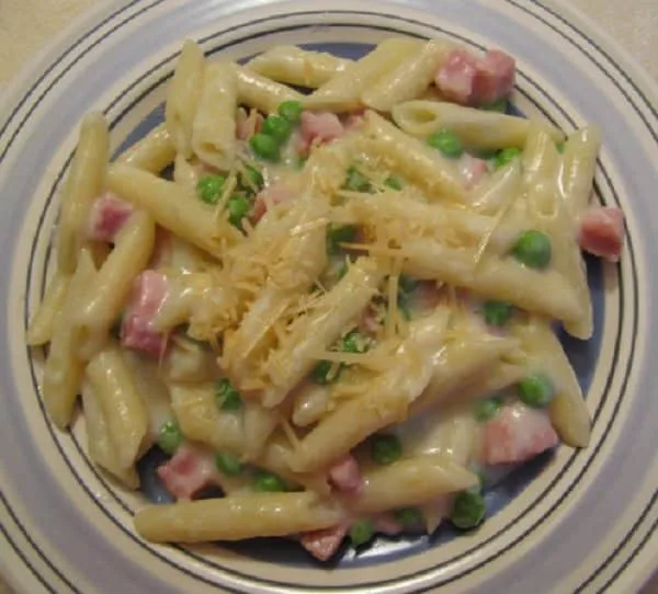 Macarrão com Molho Branco, Presunto e Ervilhas