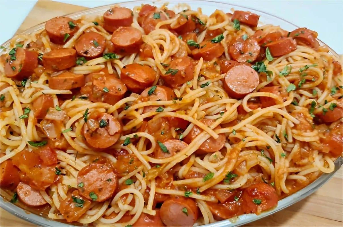 Macarrão com molho de salsicha uma receita simples e delicio