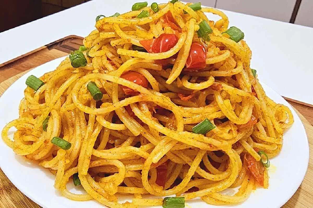 Macarrão com molho de tomate de um jeito tão gostoso que voc
