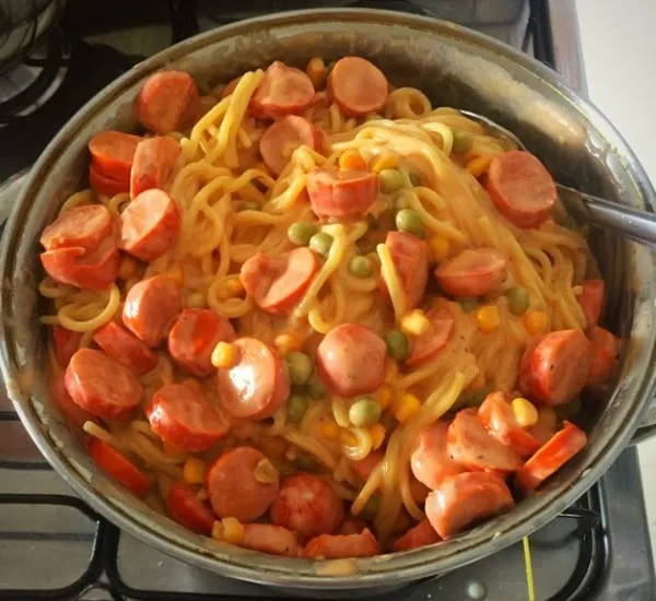 Macarrão com Salsicha e Creme de Leite