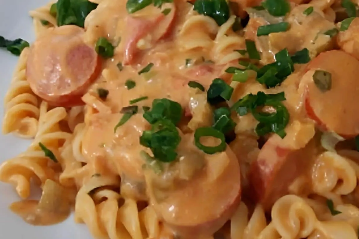 Macarrão com salsicha e requeijão uma delícia que toda a fam