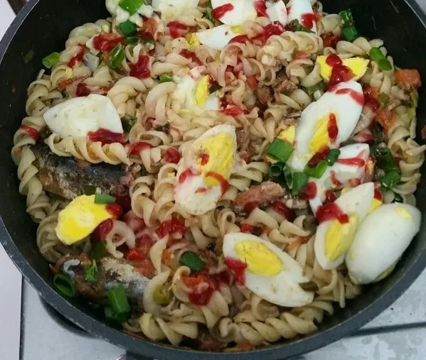 Macarrão com Sardinha e Ovos Cozidos