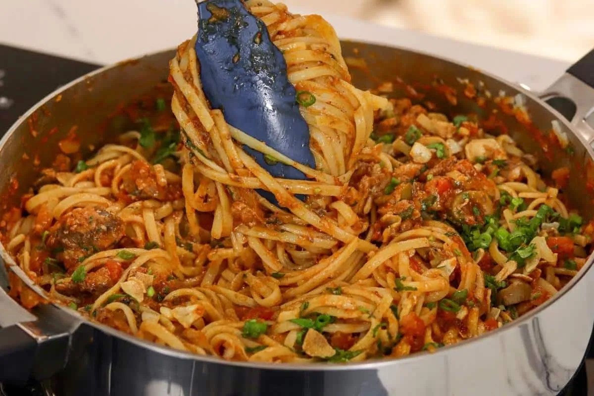 Macarrão com sardinha: fica pronto em poucos minutos e não f