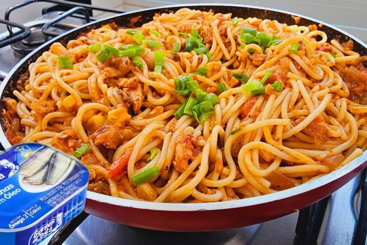 Macarrão com sardinha simples e fácil para uma refeição prát