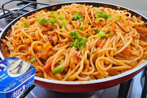 Macarrão com sardinha simples e fácil para uma refeição prát