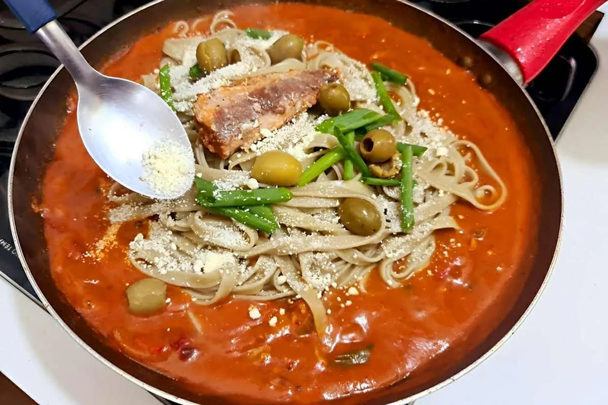 Macarrão com sardinha: uma receita econômica e saborosa para