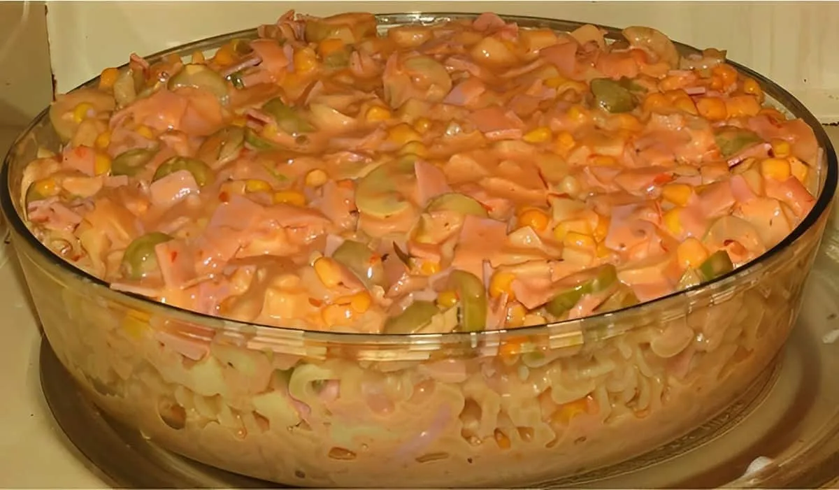 Macarrão com tudo dentro transforma as sobras da geladeira e