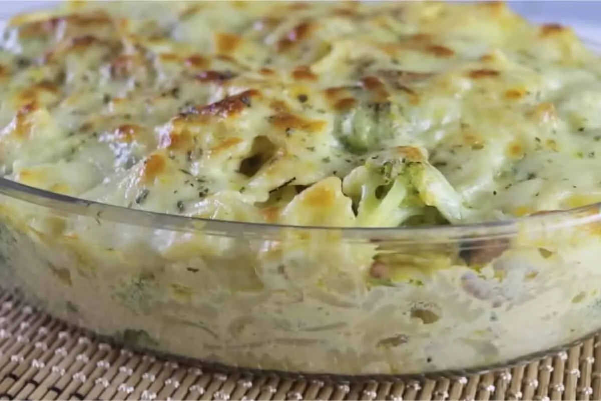 Macarrão cremoso com brócolis pronto em minutos e cheio de s