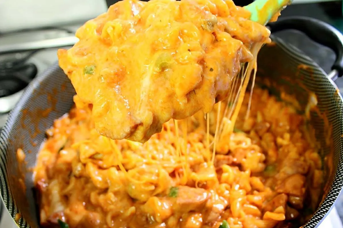 Macarrão cremoso com calabresa pronto em minutos perfeito pa