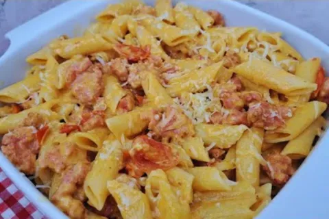 Macarrão cremoso com linguiça e tomate para um almoço comple