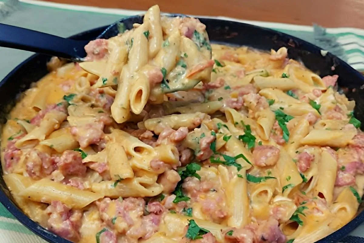 Macarrão cremoso com linguiça feito em uma panela só muito p
