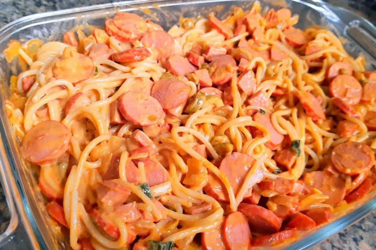 Macarrão cremoso com salsicha para você economizar tempo na