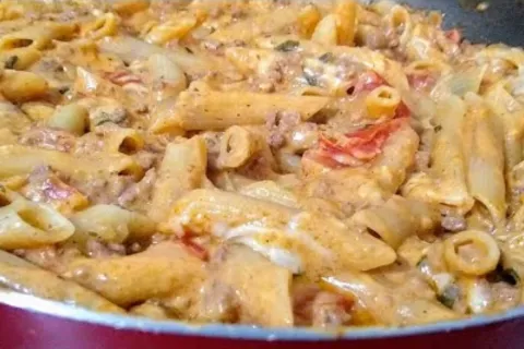 Macarrão cremoso de frigideira feito com molho aveludado e m