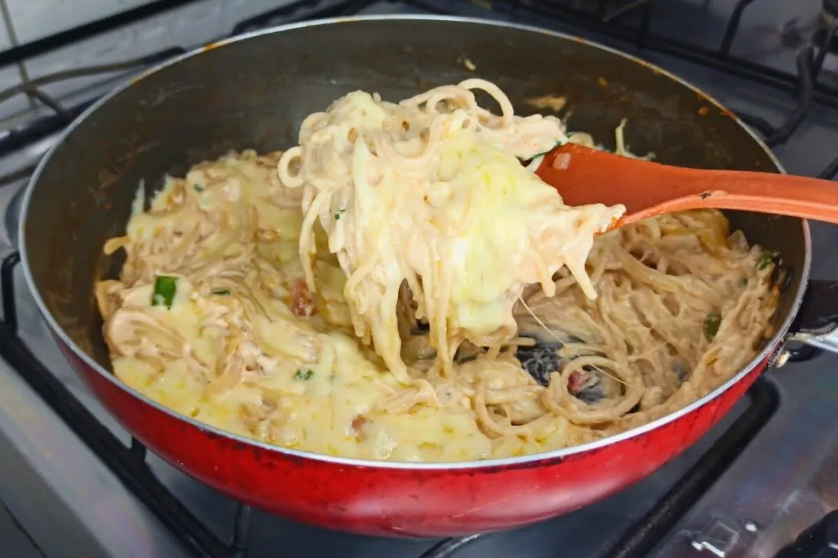 Macarrão cremoso de frigideira pronto em apenas 10 minutos p