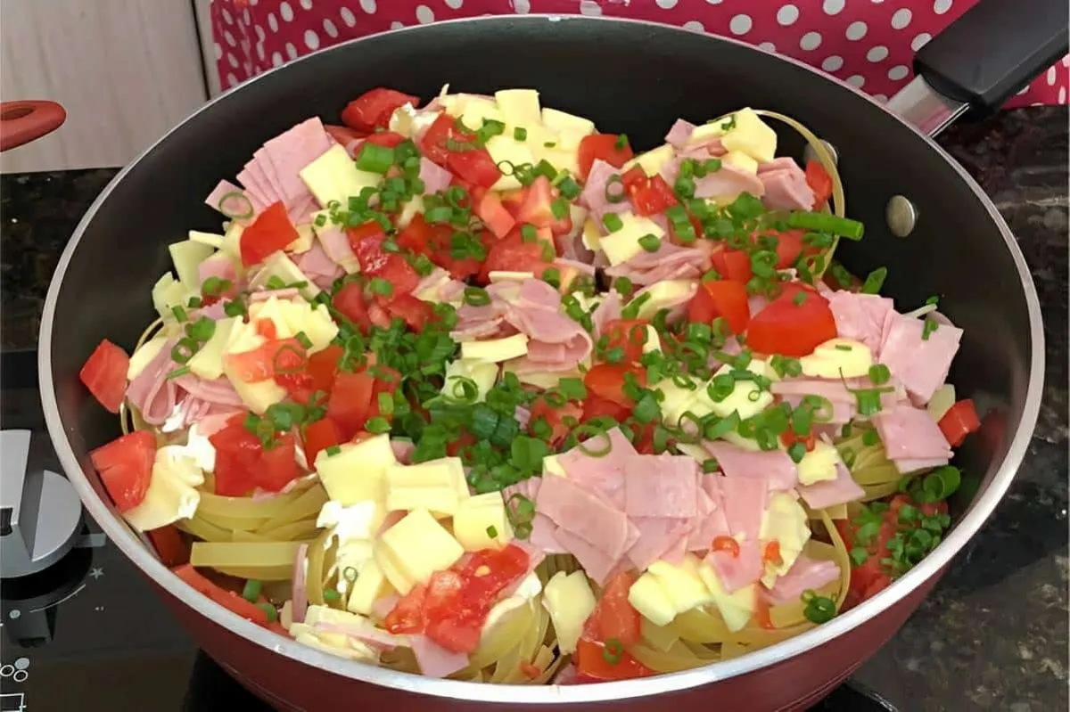 Macarrão cremoso de uma panela só uma receita prática e deli