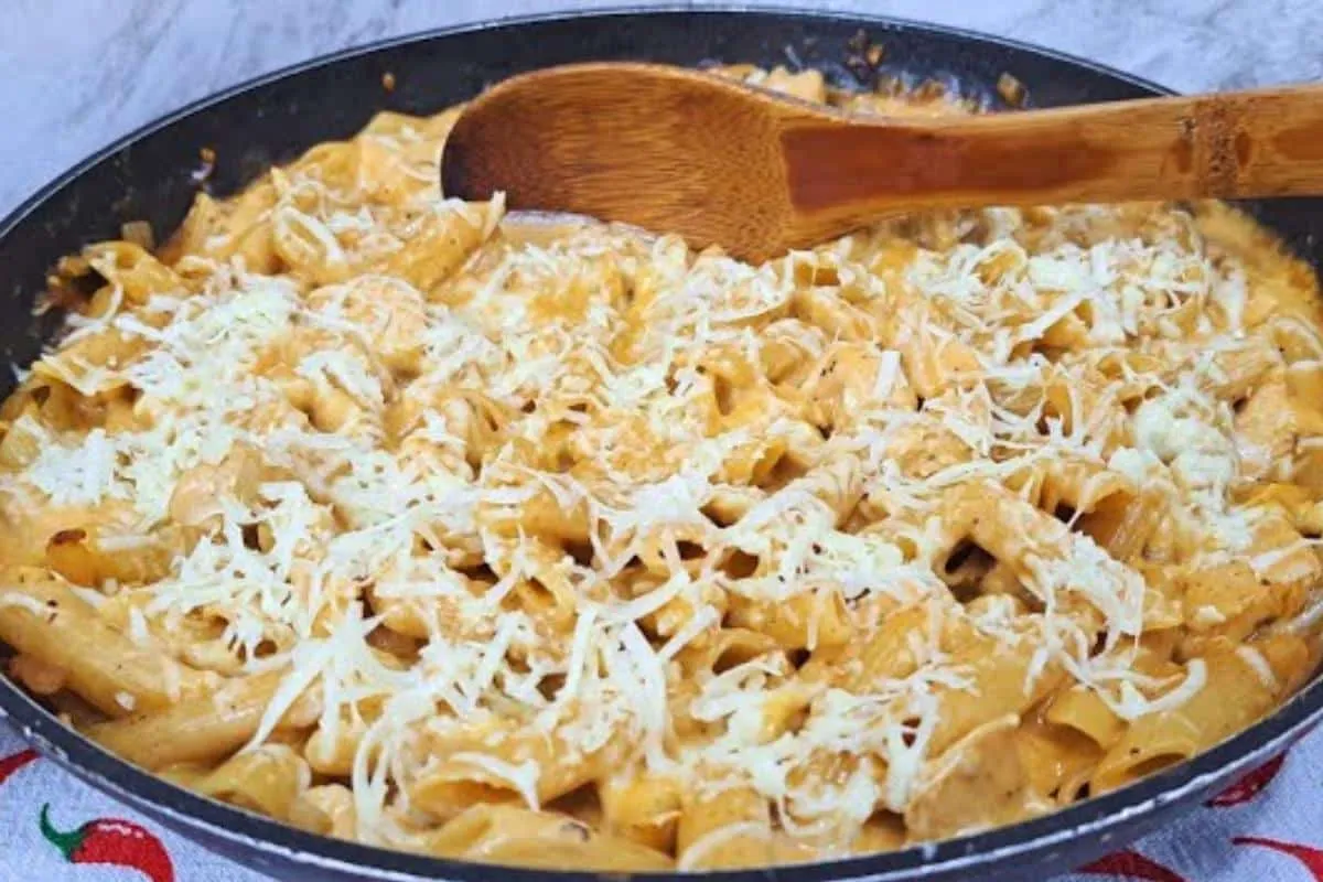 Macarrão cremoso feito numa panela só para salvar seu almoço