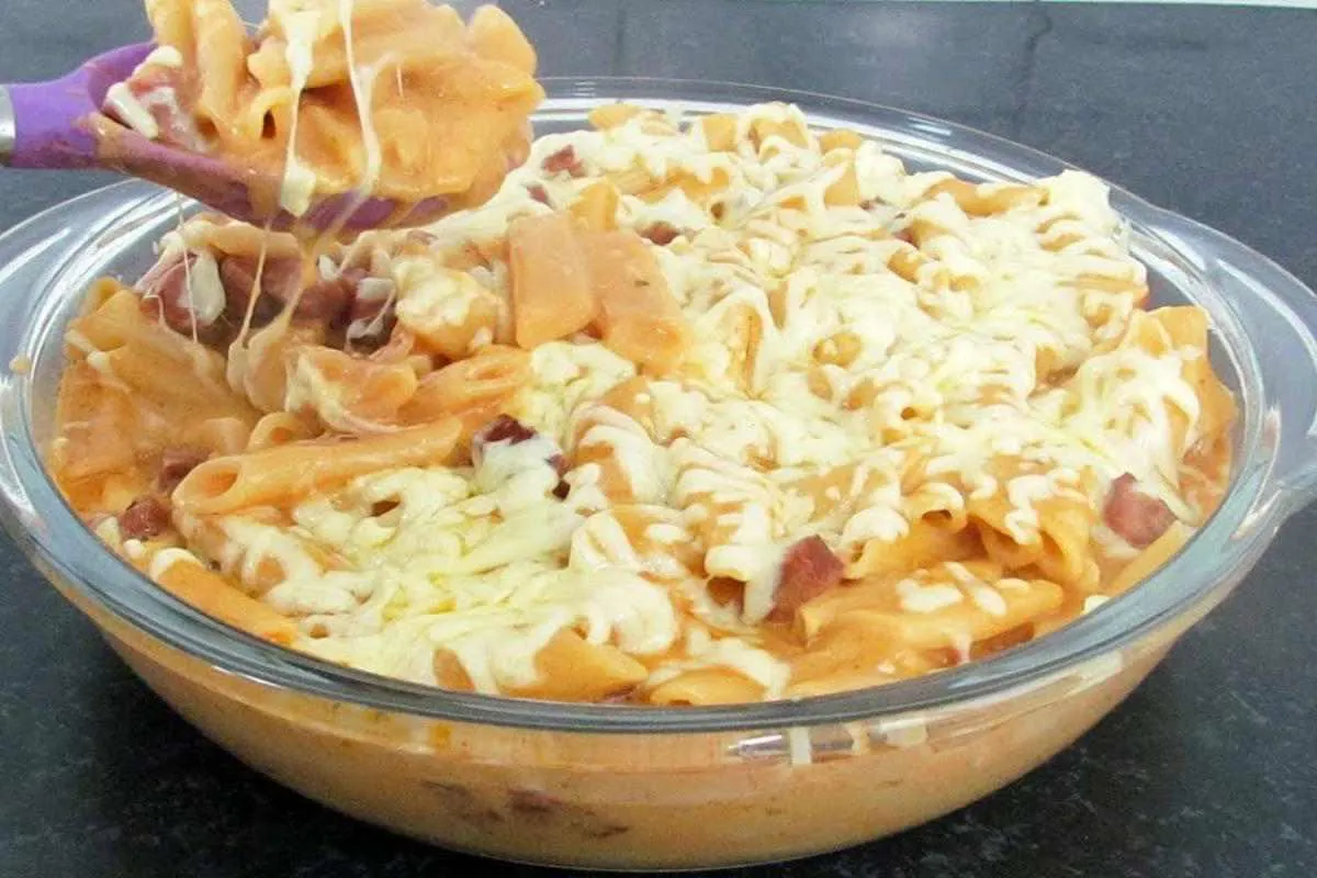 Macarrão cremoso na panela de pressão fica pronto bem rapidi