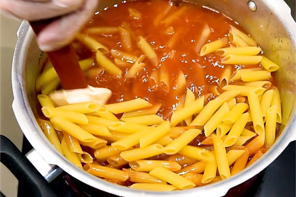 Macarrão cremoso na panela de pressão rapidez e sabor em uma
