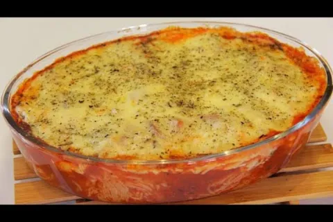 Macarrão de forno com ninho recheado de carne moída e molho,