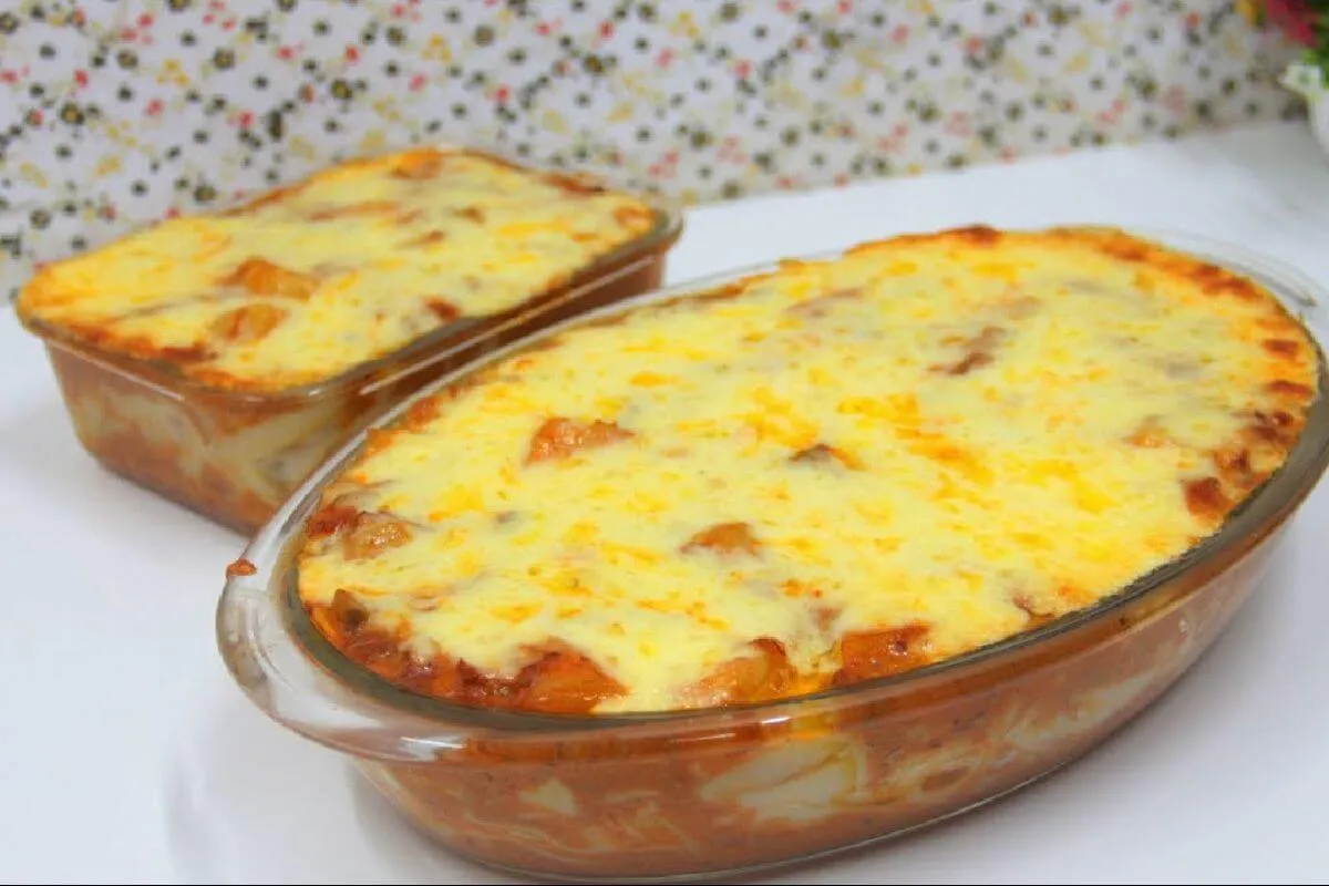 Macarrão de forno cremoso com bastante queijo para o almoço