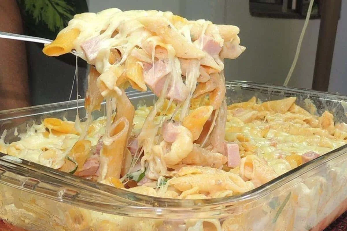 Macarrão de forno cremoso com bastante queijo que sai derret