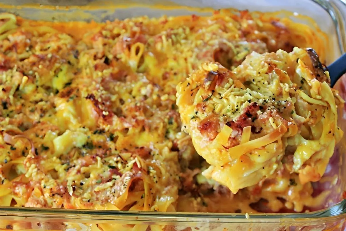 Macarrão de forno cremoso com ingredientes simples que você