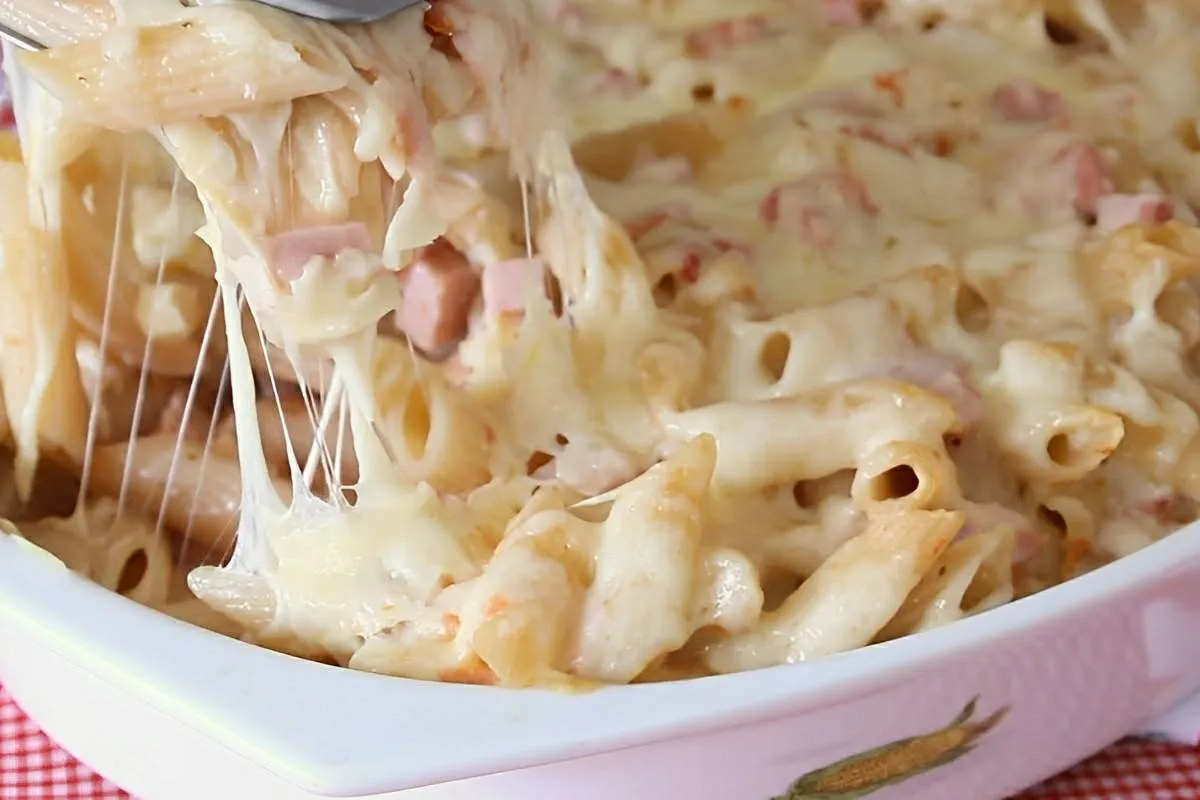 Macarrão de forno cremoso com presunto e queijo uma receita