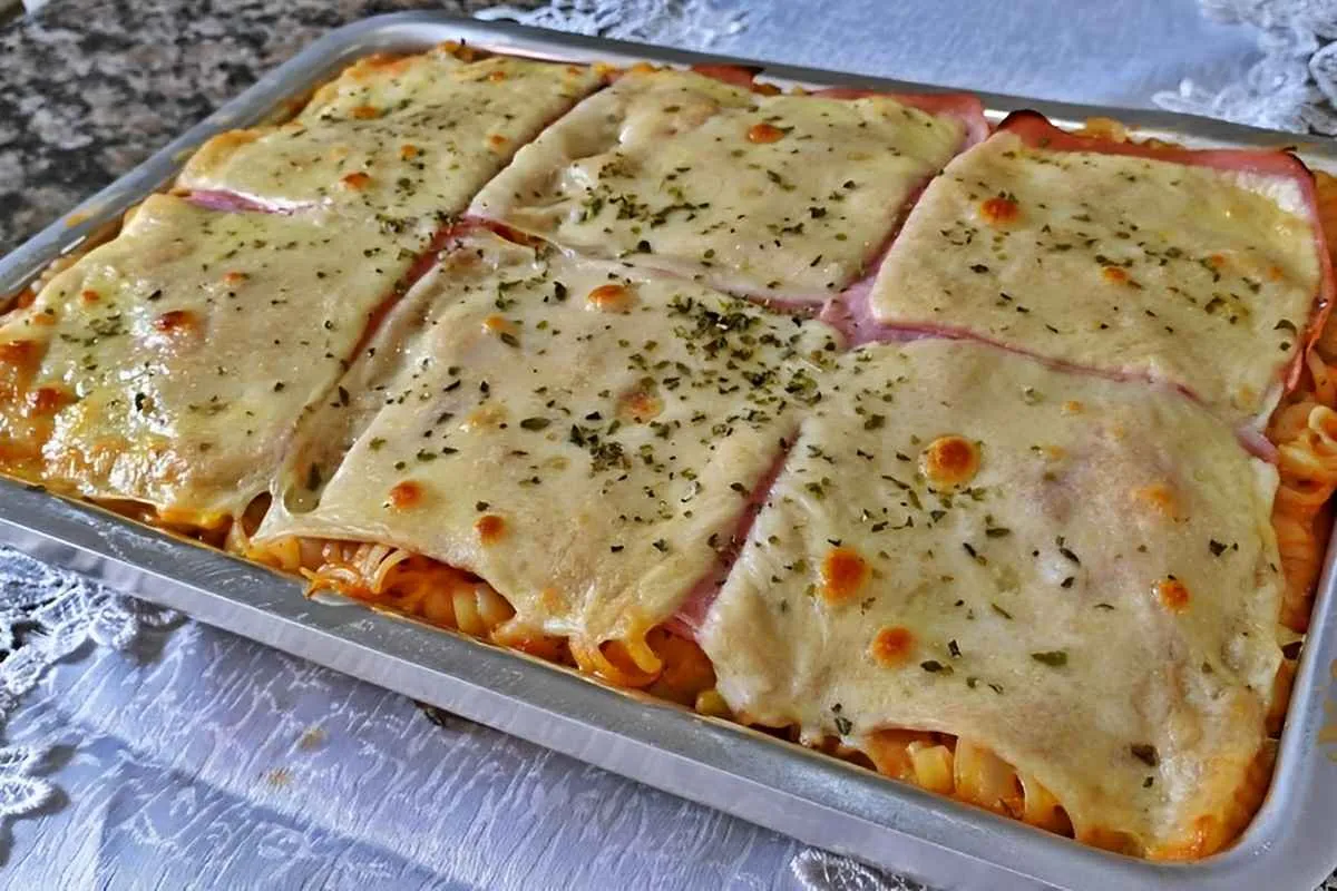 Macarrão de forno é uma delícia com bastante queijo e fica p
