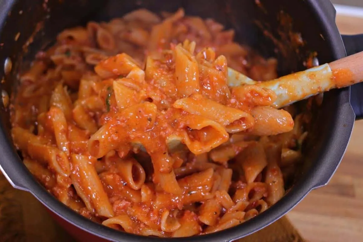 Macarrão de panela de pressão com molho cremoso: fica pronto bem rapidinho e todo mundo vai querer repetir o prato