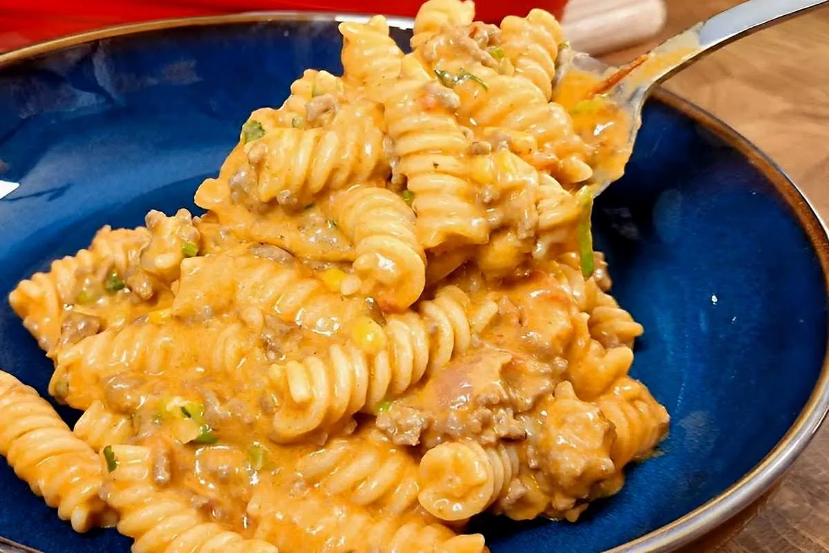 Macarrão de panela de pressão cremoso delicioso e fica pront