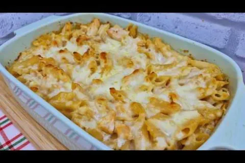 Macarrão gratinado com frango bem queijudo e com um molho di