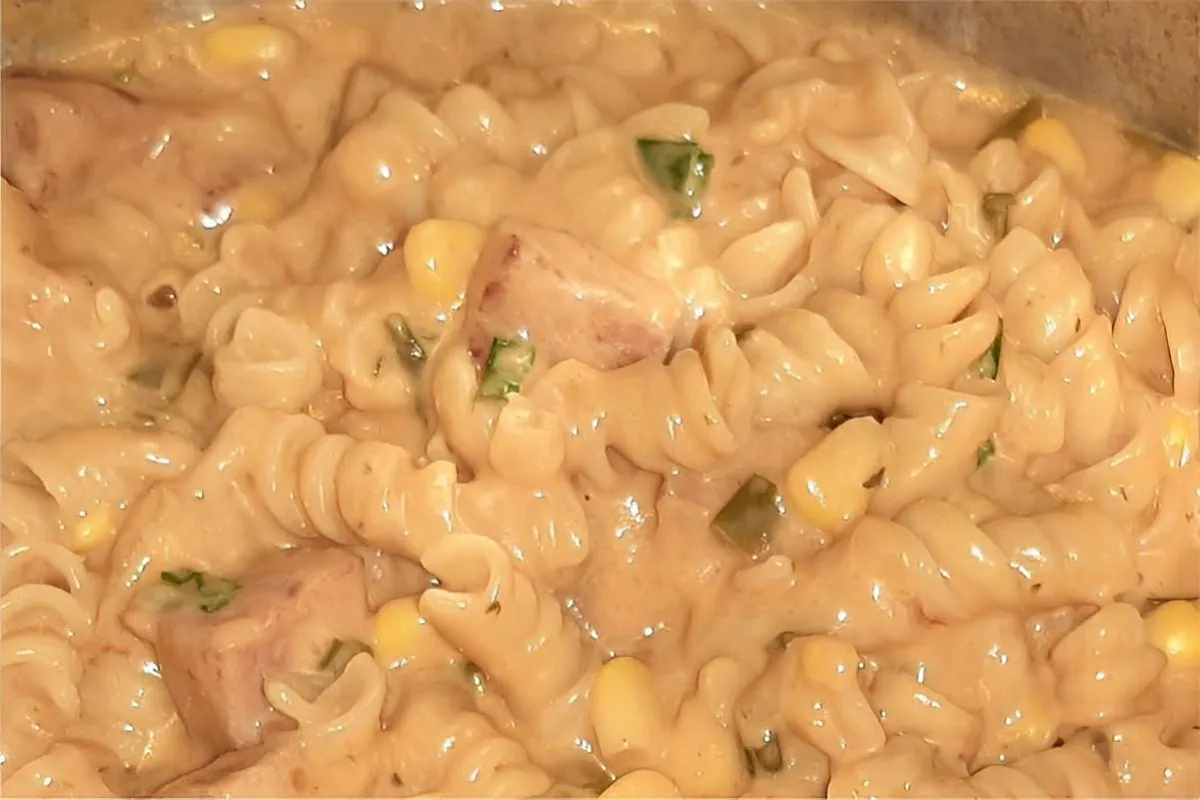 Macarrão na panela de pressão com calabresa cremoso fica pro
