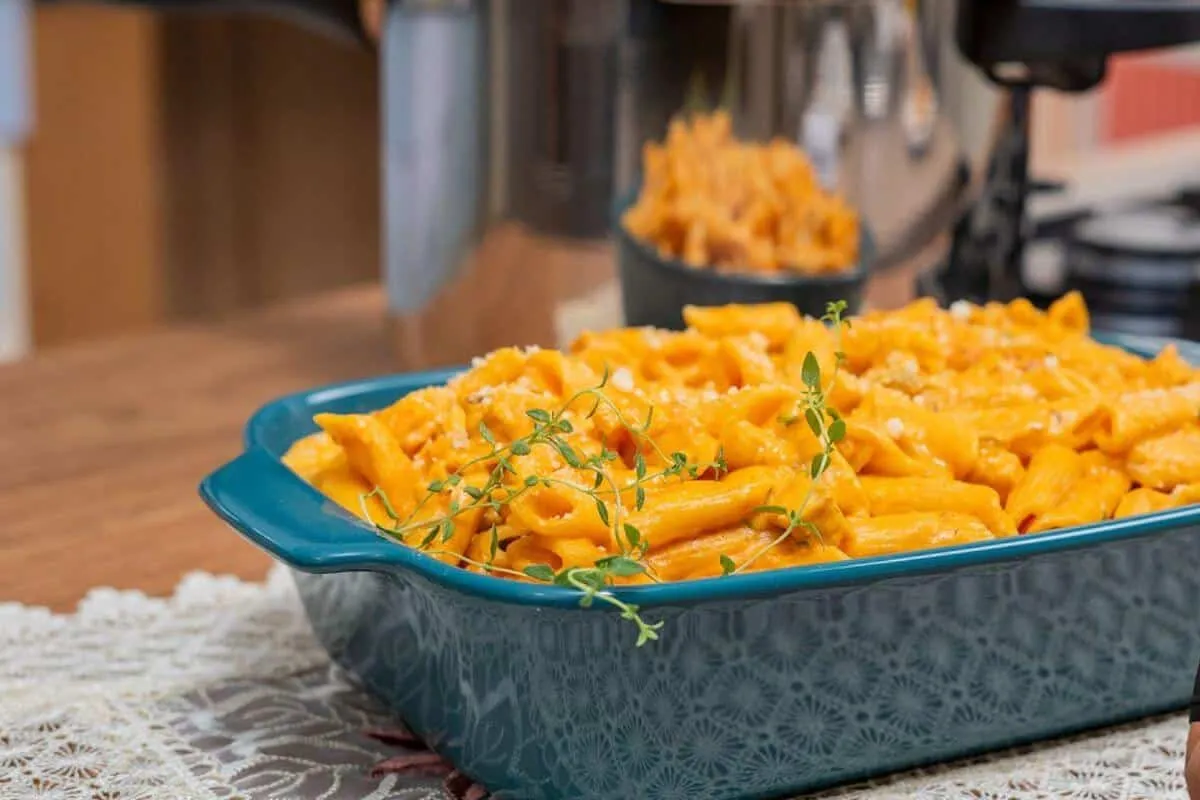 Macarrão na panela de pressão fica cremoso e pronto bem rapi