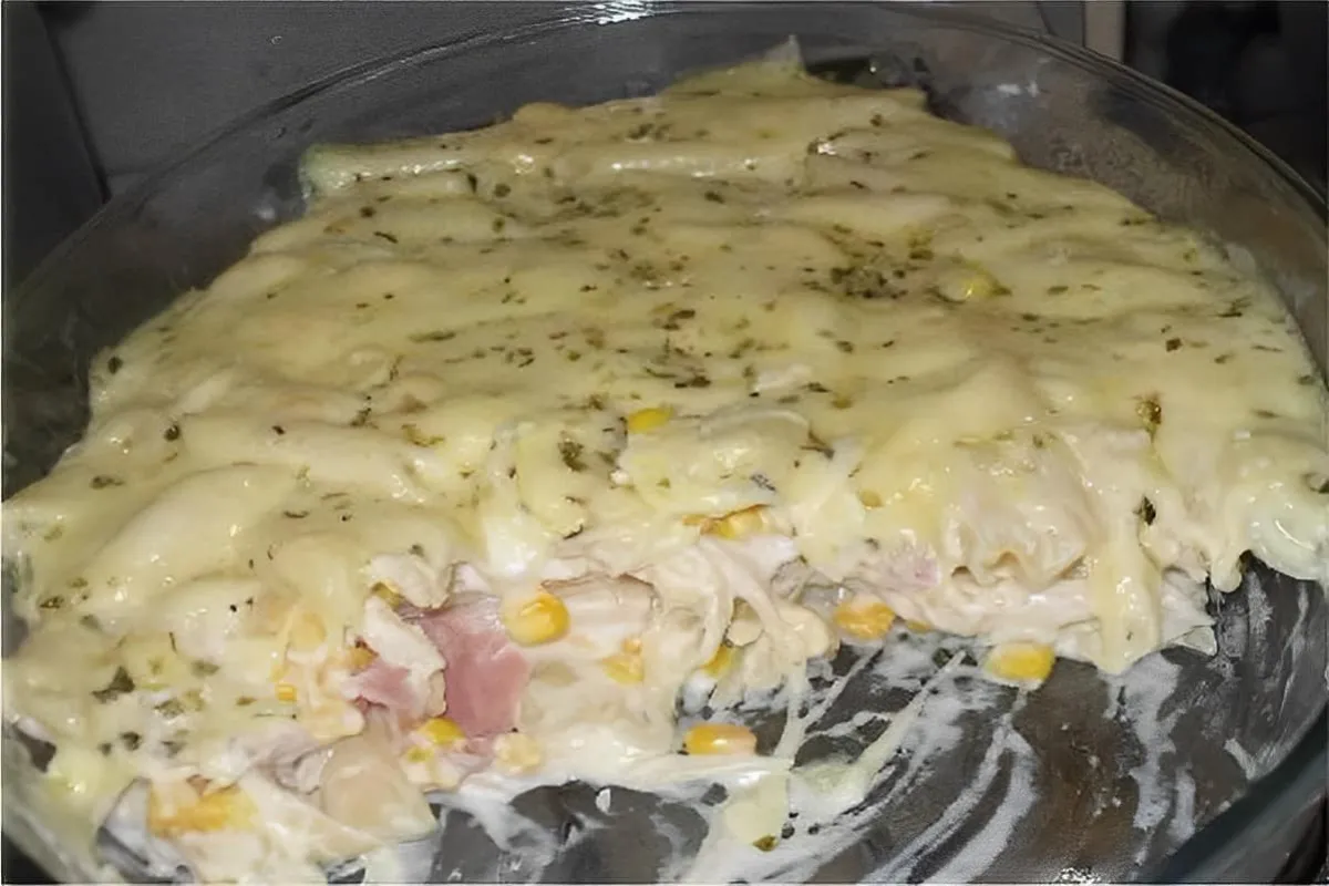Macarrão penne ao molho branco gratinado no forno uma refeiç