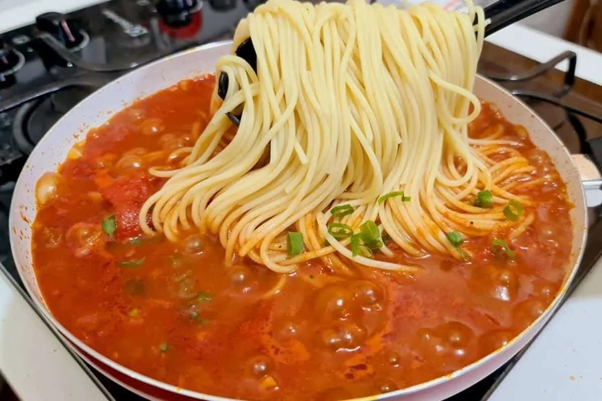 Macarrão rápido com um molho preparado de um jeito bem espec