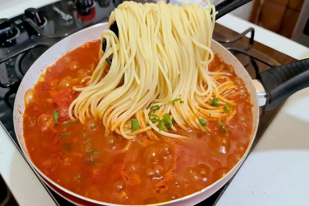 Macarrão rápido de fazer com molho de carne caseiro que fica