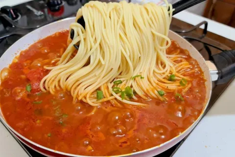 Macarrão rápido e gostoso, pronto em minutos e com molho que