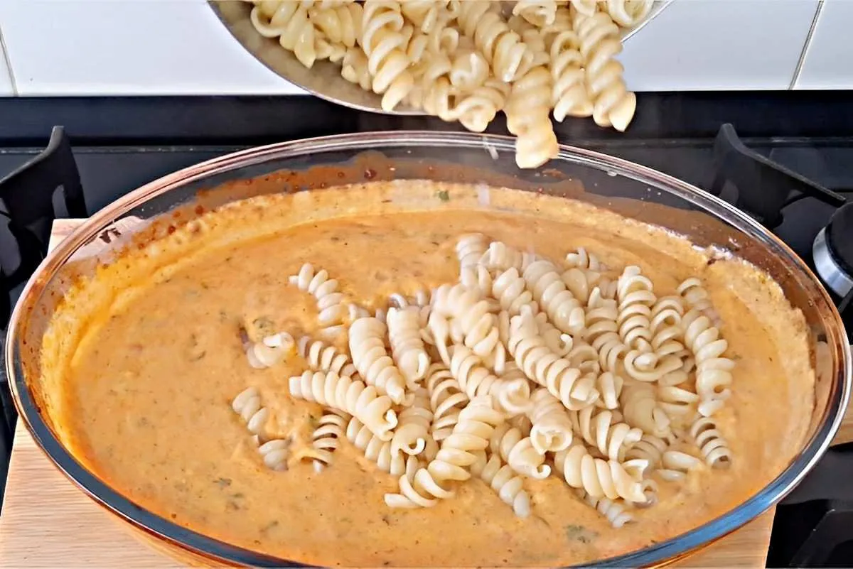 Macarrão rápido na travessa uma receita simples e fácil para
