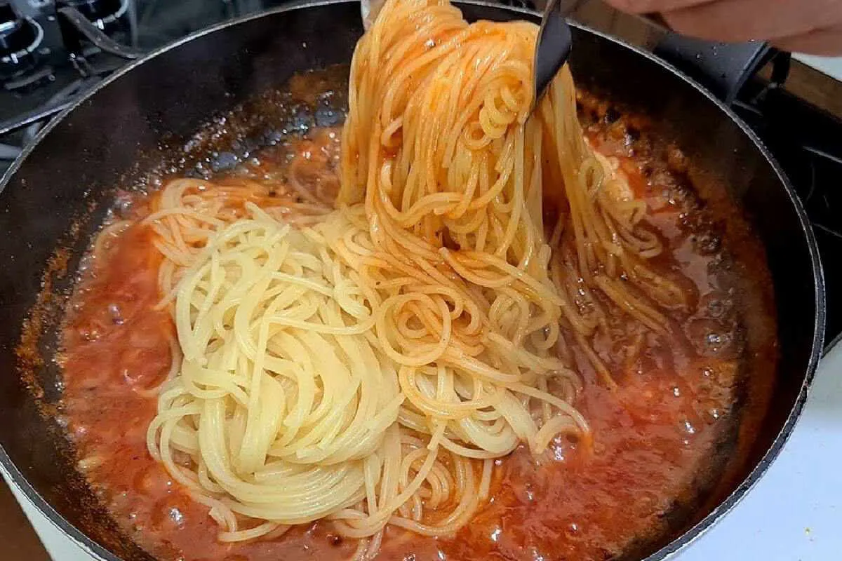Macarrão soltinho e um molho delicioso para seu almoço ou ja
