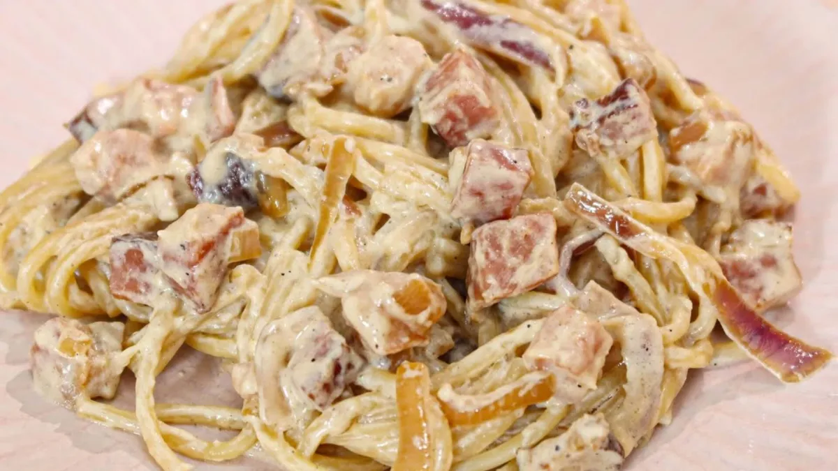 Macarronada com bacon e cebola caramelizada que fica pronto