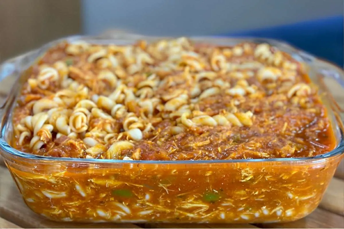 Macarronada com bacon e frango para deixar toda a família co