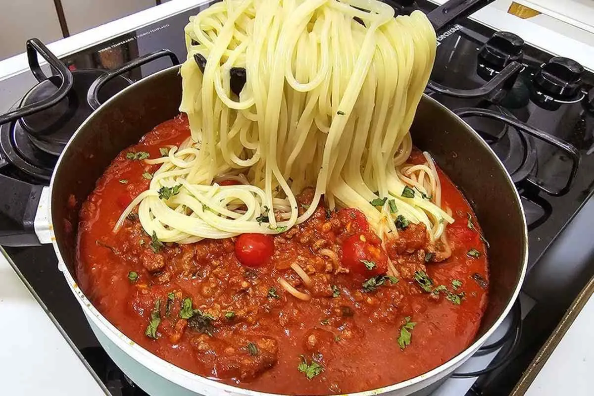 Macarronada com carne moída e um molho secreto que você vai