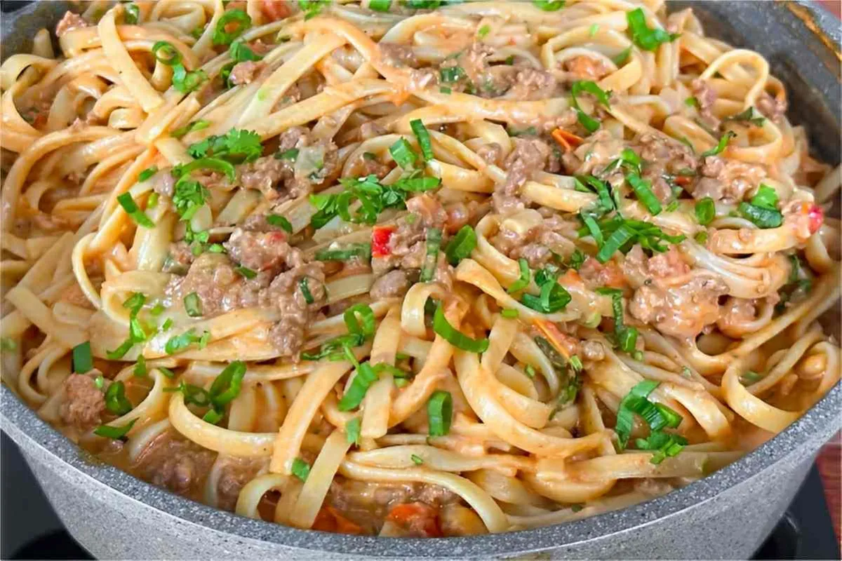 Macarronada com carne moída simples e fácil de fazer para o