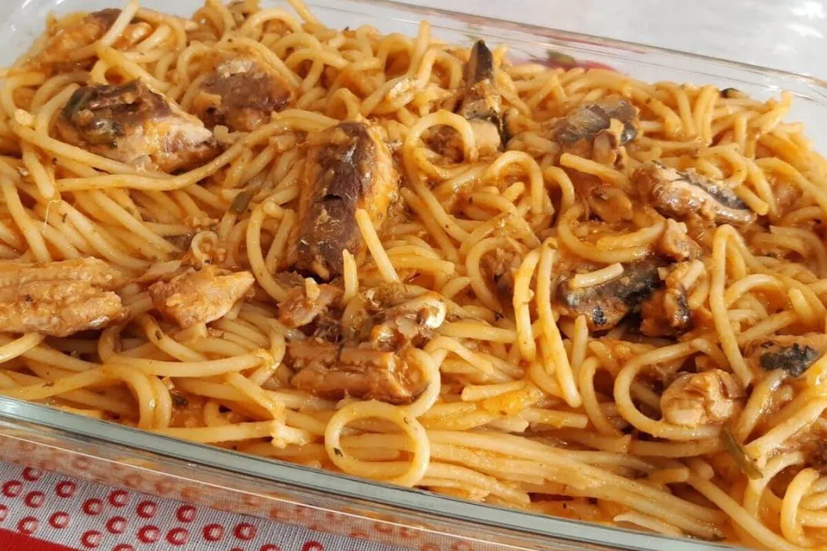 Macarronada com sardinha dá para você tudo em uma panela só