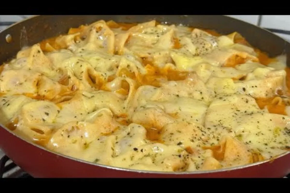 Macarronada cremosa de frigideira com atum, feita de forma b