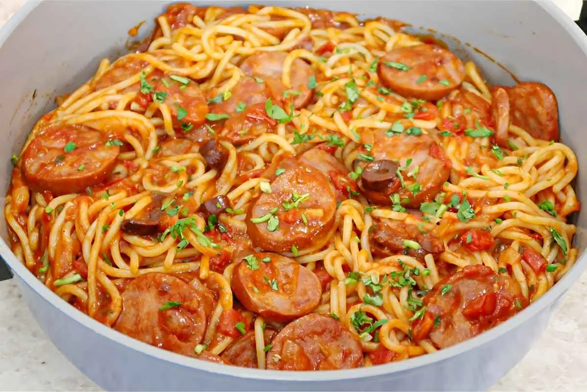 Macarronada de calabresa deliciosa para o almoço em família