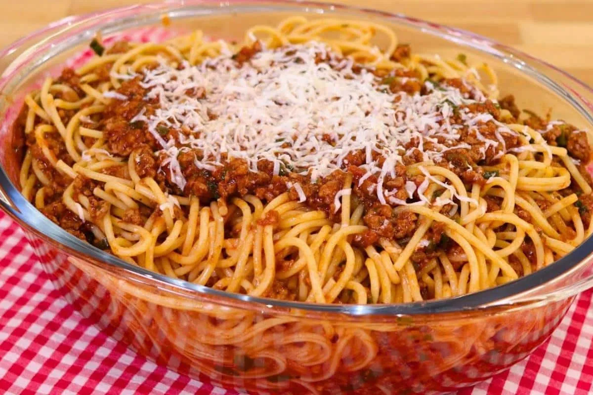 Macarronada de carne moída o prato de domingo que todo mundo