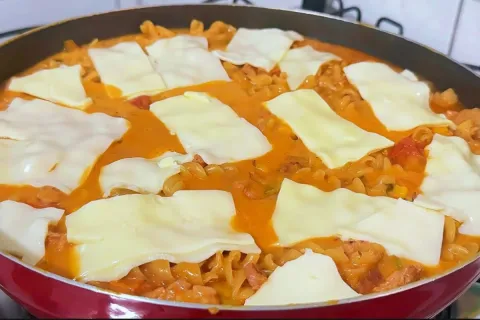 Macarronada de frigideira, um macarrão muito cremoso e sucul